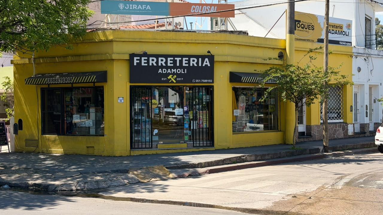 Frente de Ferretería Adamoli, local amarillo en la esquina