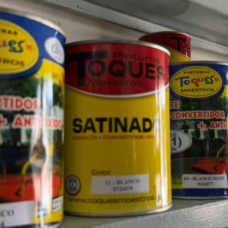 Latas de pintura en la estantería del local